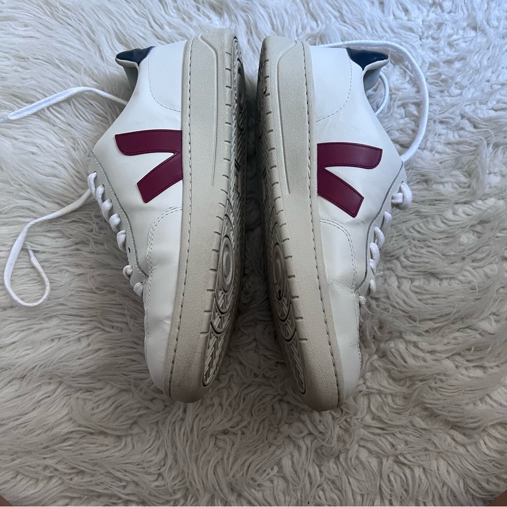 Veja V-10 Sneakers - Picture 3 of 9
